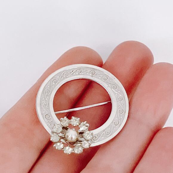 VTG Mid Century Brooch Silver Tone Rhinestone Fx Pearl Circle Wreath Pin 40s 50s - Picture 5 of 9